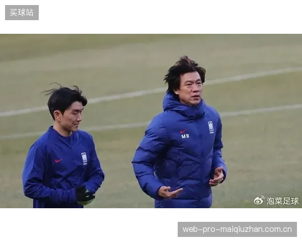 洪明甫尝试构建新的中场组合，但黄仁范与郑优营的搭档在向前传球方面能力欠缺。